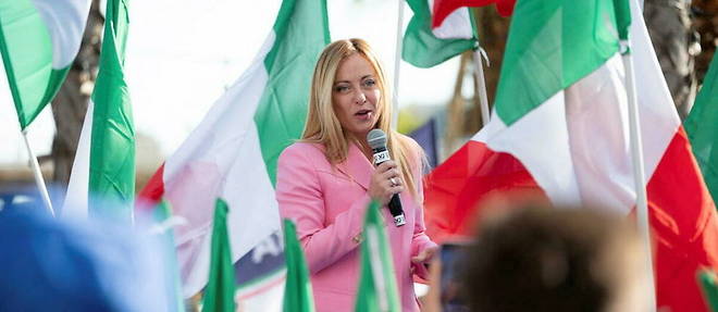 Giorgia Meloni, cheffe de Fratelli d'Italia (FdI), formation ultraconservatrice, identitaire et nationaliste, s'est alliee avec le parti conservateur Forza Italia (FI) du milliardaire en perte de vitesse Silvio Berlusconi et la Ligue antimigrants et populiste de Matteo Salvini.
