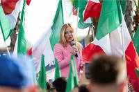 Giorgia Meloni, cheffe de Fratelli d'Italia (FdI), formation ultraconservatrice, identitaire et nationaliste, s'est alliée avec le parti conservateur Forza Italia (FI) du milliardaire en perte de vitesse Silvio Berlusconi et la Ligue antimigrants et populiste de Matteo Salvini.
