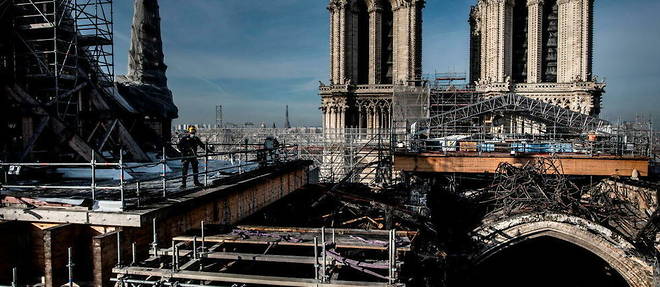 Des ouvriers travaillent sur le toit de Notre-Dame de Paris, le 24 novembre 2020

