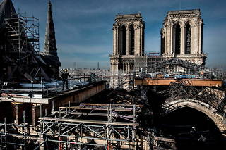 Des ouvriers travaillent sur le toit de Notre-Dame de Paris, le 24 novembre 2020

