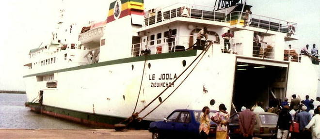 Le Joola pouvait contenir jusqu'a 536 passagers. Il en comptait officiellement 1 928. Seuls 65 d'entre eux ont survecu. 
