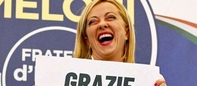 La victoire du parti d'extreme droite Fratelli d'Italia, de Giorgia Meloni, aux elections legislatives italiennes fait reagir les dirigeants du monde entier, a commencer par Emmanuel Macron. 
