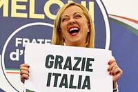 La victoire du parti d'extrême droite Fratelli d'Italia, de Giorgia Meloni, aux élections législatives italiennes fait réagir les dirigeants du monde entier, à commencer par Emmanuel Macron. 
