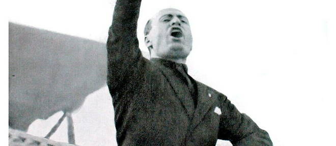 Mussolini qui harangue la foule.
