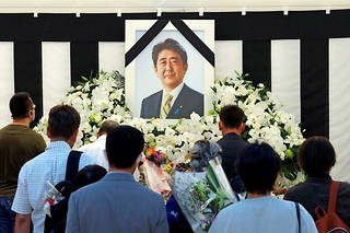 Shinzo Abe, ex-Premier ministre du Japon, a été assassiné par balle en plein meeting électoral le 8 juillet dernier,  à l'âge de 67 ans.

