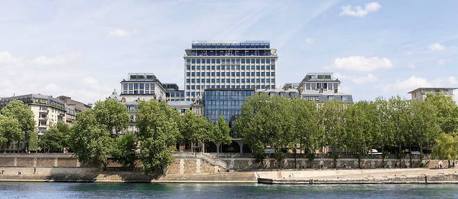Situe en lieu et place de l'ancienne Cite administrative de Paris construite dans les annees 1960, le tout nouvel hotel So Paris multiplie les references a son environnement geographique, entre bitume (Paris) et eau (la Seine). 
