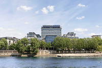 Situé en lieu et place de l'ancienne Cité administrative de Paris construite dans les années 1960, le tout nouvel hôtel So Paris multiplie les références à son environnement géographique, entre bitume (Paris) et eau (la Seine). 
