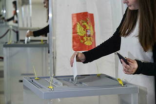La Russie a affirmé mardi que le « oui » était largement en tête, selon de premiers résultats des « référendums » d’annexion. 
