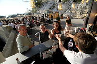 Des gens discutant devant un foodtruc installé au pied de la basilique de Notre-Dame de la Garde, à Marseille.
