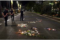 Des policiers arpentent la promenade des Anglais, trois jours après l'attentat du 14 juillet 2016 à Nice.
