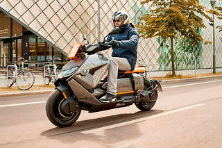  Avec son empattement géant de 1,675 m, le scooter électrique BMW CE 04 affiche une ligne futuriste. 