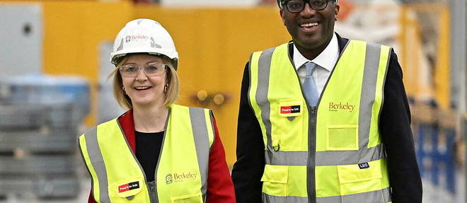 La Premiere ministre britannique Liz Truss et le chancelier de l'Echiquier Kwasi Kwarteng lors d'une visite a l'entreprise Berkeley Modular, a Northfleet le 23 septembre 2022.

