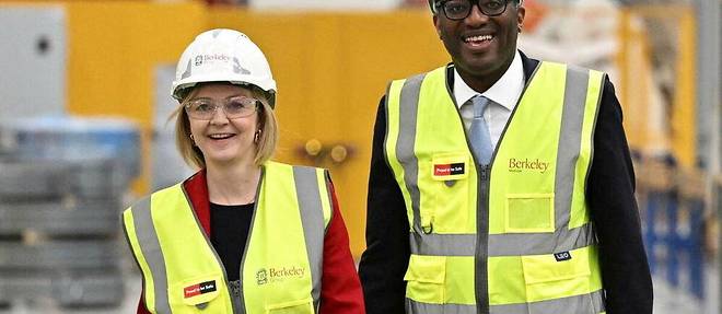 La Première ministre britannique Liz Truss et le chancelier de l'Échiquier Kwasi Kwarteng lors d'une visite à l'entreprise Berkeley Modular, à Northfleet le 23 septembre 2022.
