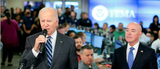 Joe Biden a qualifie l'impact de l'ouragan d' historique . 