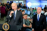 Joe Biden a qualifie l'impact de l'ouragan d'<< historique >>.
