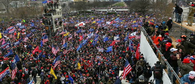 Des centaines de supporteurs de Donald Trump mobilises a proximite du Capitole a Washington, lors des emeutes du 6 janvier 2021.
