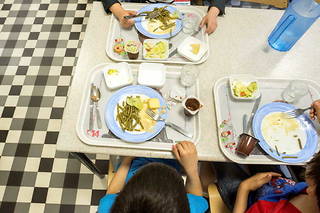 Le 8 septembre dernier, 70 élèves et 4 adultes encadrants ont été victimes d'une intoxication alimentaire après avoir mangé à la cantine (photo d'illustration).

