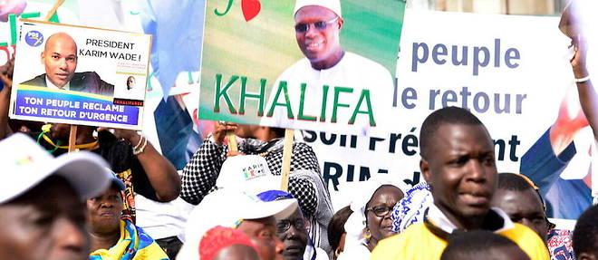 Des photos des opposants Karim Wade et Khalifa Sall brandies a Dakar, le 29 novembre 2018, lors d'une manifestation pour demander une presidentielle << transparente >> en 2019.

