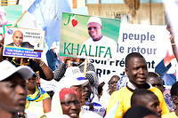 Des photos des opposants Karim Wade et Khalifa Sall brandies à Dakar, le 29 novembre 2018, lors d'une manifestation pour demander une présidentielle « transparente » en 2019.
