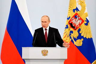 Vladimir Poutine a prononcé son discours consacré à l’annexion de quatre régions d’Ukraine, à la suite de « référendums » largement dénoncés par Kiev et ses alliés occidentaux.

