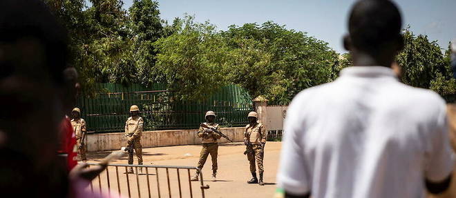 Face aux coups d'Etat militaires qui se succedent, les civils burkinabe ne peuvent s'empecher de s'interroger. 
