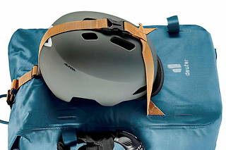  Le sac Amager de Deuter se fixe facilement sur le porte-bagages et permet d’accrocher un casque. 