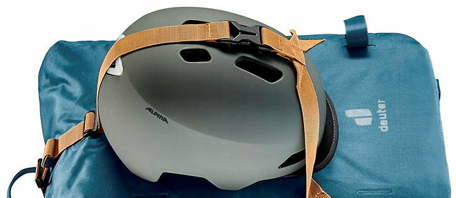 Le sac Amager de Deuter se fixe facilement sur le porte-bagages et permet d'accrocher un casque.