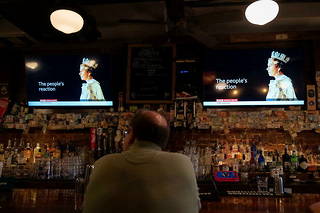 Dans un pub, des écrans diffusent l'édition spéciale de la BBC consacrée à l'Elizabeth II, le 8 septembre 2022.
