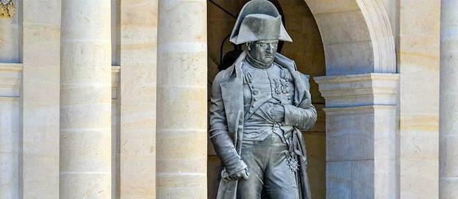 La statue de Napoleon I er  par Charles Emile Seurre, a l'hotel des Invalides
