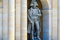 La statue de Napoleon I er  par Charles Emile Seurre, a l'hotel des Invalides
