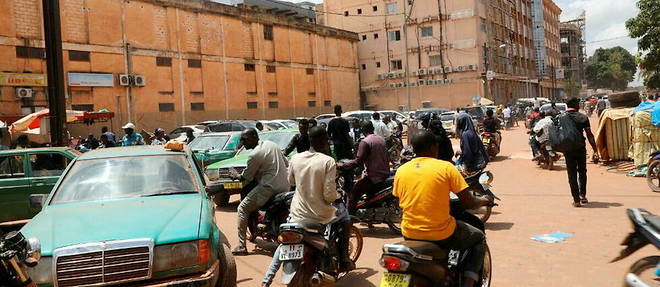 La population de Ouagadougou a massivement ete contrainte de se mettre a l'abri alors que l'armee a pris le pouvoir au Burkina Faso.
