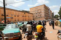 La population de Ouagadougou a massivement ete contrainte de se mettre a l'abri alors que l'armee a pris le pouvoir au Burkina Faso.
