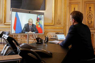 Le président français Emmanuel Macron en téléconférence avec le président russe Vladimir Poutine, le 26 juin 2020 au palais de l'Élysée.

