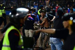 Indonésie: au moins 125 morts après un mouvement de foule dans un stade de football