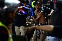 Apr&egrave;s le drame dans un stade en Indon&eacute;sie, la police sous le feu des critiques