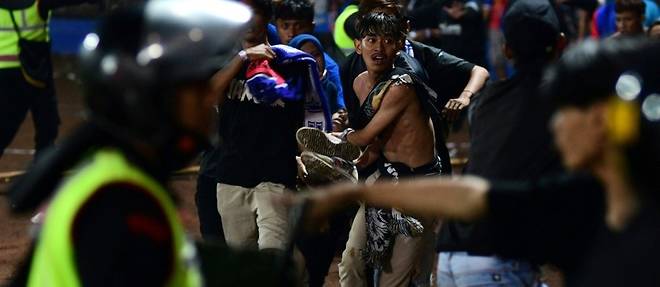 Apres le drame dans un stade en Indonesie, la police sous le feu des critiques