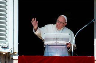 Le pape François a adressé un message à Vladimir Poutine, le « suppliant »  d'arrêter « la spirale de violences ».
