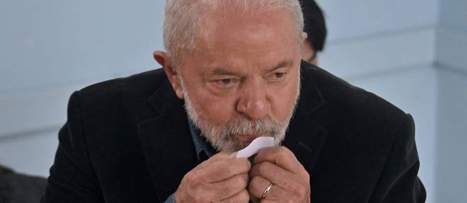Presidentielle au Bresil: Bolsonaro talonne Lula, 2e tour tendu en vue