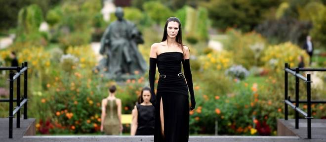 Givenchy: feminite avec une touche de streetwear