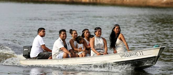 En Amazonie, des indigenes votent Lula, en bateau