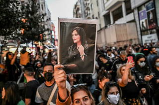 Un portrait de Mahsa Amini brandi lors d'une manifestation de soutien à la révolte des Iraniennes contre le voile, le 20 septembre 2022. 
