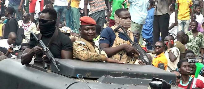 Le chef de la junte militaire qui a pris le pouvoir au Burkina Faso, le capitaine Ibrahim Traore, dans les rues de Ouagadougou, dimanche 2 octobre 2022. 
