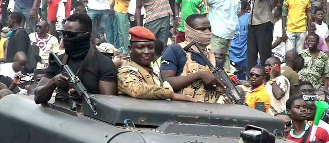 Le chef de la junte militaire qui a pris le pouvoir au Burkina Faso, le capitaine Ibrahim Traore, dans les rues de Ouagadougou, dimanche 2 octobre 2022.

