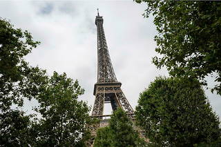 La Mairie de Paris a renoncé aux constructions prévues au pied de la tour Eiffel dans son plan contesté d'aménagement des abords du monument. (image d'illustration)
