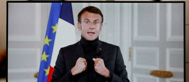 Emmanuel Macron, portant un col roule sous sa veste comme l'a fait recemment le ministre de l'Economie Bruno Le Maire pour  faire preuve de sobriete . 