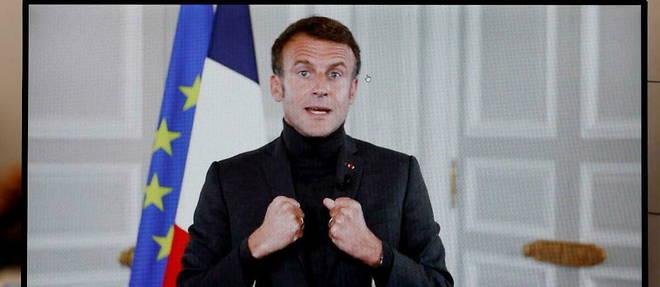 Emmanuel Macron, portant un col roulé sous sa veste comme l'a fait récemment le ministre de l'Économie Bruno Le Maire pour « faire preuve de sobriété ».

