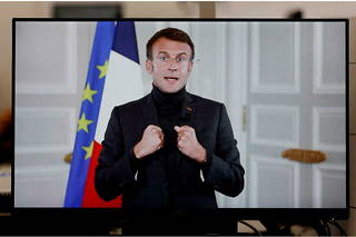 Emmanuel Macron, portant un col roulé sous sa veste comme l'a fait récemment le ministre de l'Économie Bruno Le Maire pour « faire preuve de sobriété ».
