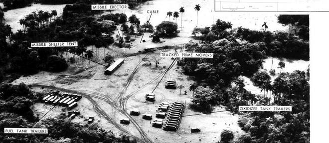 Deploiement de missiles sur la base de San Cristobal, a Cuba, en octobre 1962.
