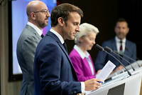 Le president francais Emmanuel Macron, le president du Conseil europeen Charles Michel et la presidente de la Commission europeenne Ursula von der Leyen assistent a une conference de presse pendant un Conseil europeen a Bruxelles, le 24 juin 2022.

