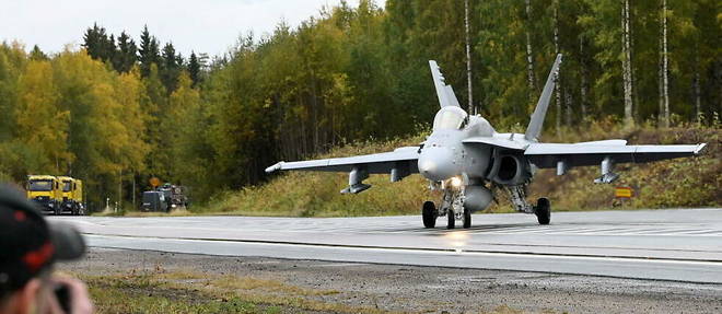 Un F-18 finlandais sur l'autoroute A4 durant l'exercice Baana 22, le 28 septembre 2022.
